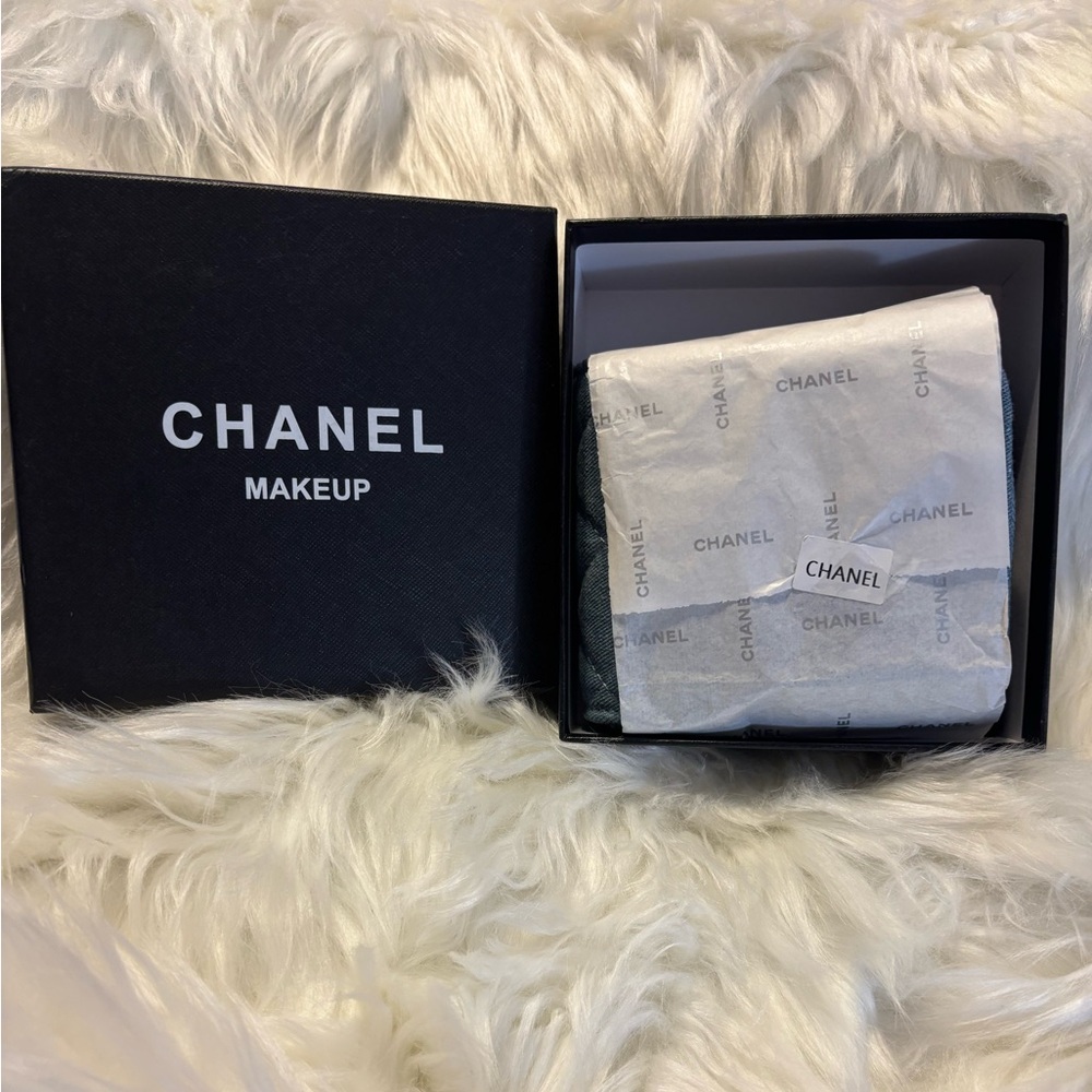 Chanel Beauty Makeup Denim Quilted Mini Bag with Gold Hardware - Picture 7 of 8